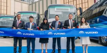 Guests cut the tape to anounce the utilization of Yutong electronic bus in Macao