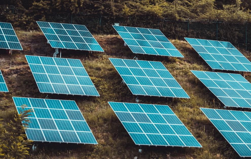 ZE Energy et la Banque des Territoires s’associent pour le développement des centrales solaires hybrides