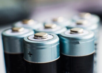 Une nouvelle batterie polypeptidique recyclable, sans métal, qui se dégrade à la demande.