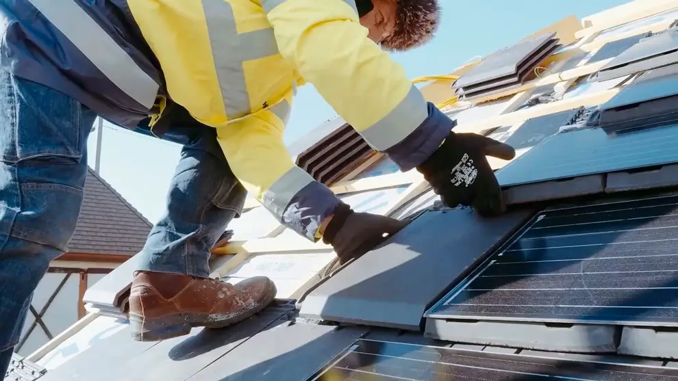 Des tuiles solaires rouges qui préserve l'identité architecturale des bâtiments 2