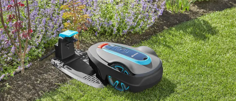 Une tondeuse robot à gazon silencieuse qui s'adapte au terrain 2