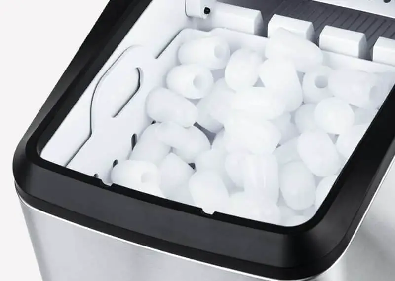 Machine à glaçons : une dizaine de glaçons en moins de 10 minutes