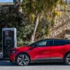 Renault Mégane E-TECH 100 % électrique et borne de recharge rapide UFC 200