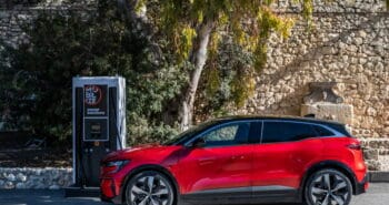 Renault Mégane E-TECH 100 % électrique et borne de recharge rapide UFC 200