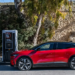 Renault Mégane E-TECH 100 % électrique et borne de recharge rapide UFC 200