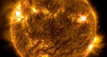 Le soleil émet une forte éruption solaire