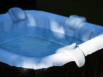 Est-il envisageable de prendre un bain bouillonnant dans son SPA gonflable l'hiver ? 2 Est-il envisageable de prendre un bain bouillonnant dans son SPA gonflable l'hiver ?