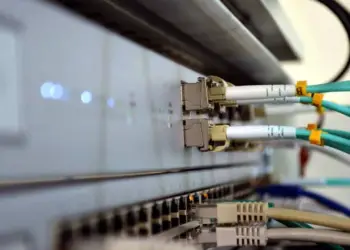 Accès internet : les avantages de la fibre optique vs ADSL