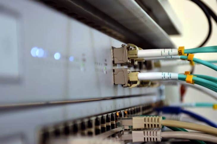 Accès internet : les avantages de la fibre optique vs ADSL