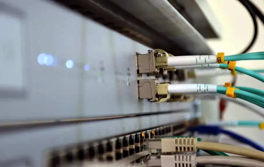 Accès internet : les avantages de la fibre optique vs ADSL