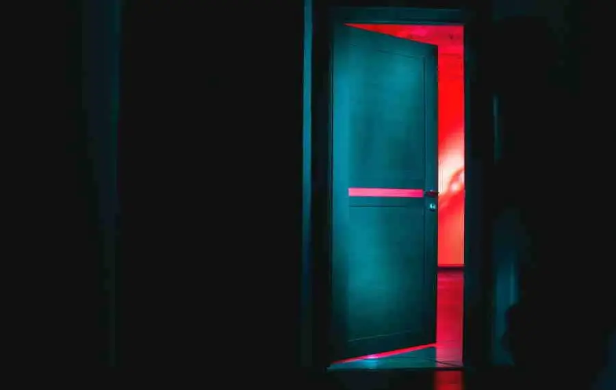 Pourquoi calfeutrer le bas des portes est important ?