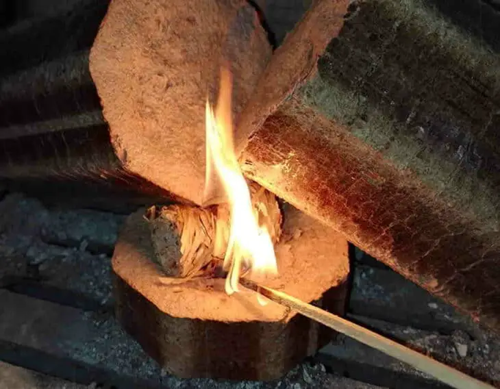 Laine de bois ou marc de café, une façon naturelle de démarrer un feu de cheminée