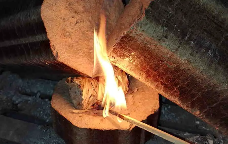 Laine de bois ou marc de café, une façon naturelle de démarrer un feu de cheminée