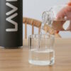 Comment purifier l'eau du robinet en 15mn, sans filtre, ni installation, ni consommable ?