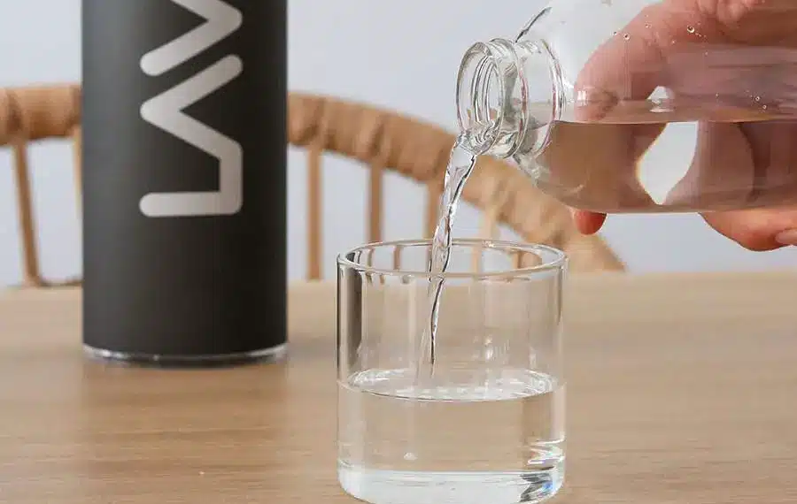 Comment purifier l'eau du robinet en 15mn, sans filtre, ni installation, ni consommable ?