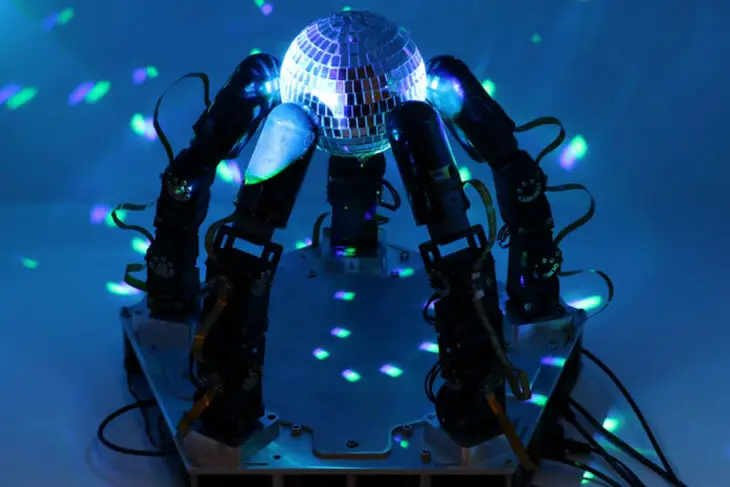 La main d'un robot capable de fonctionner dans le noir sans vision