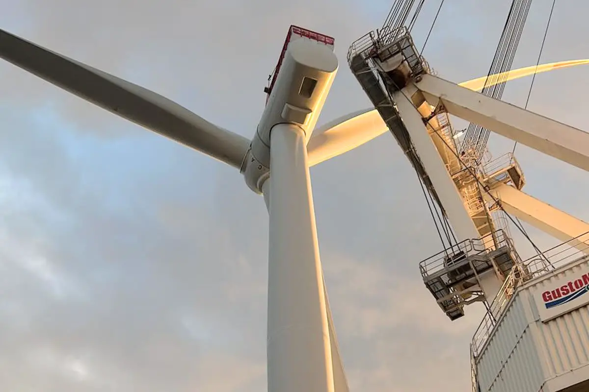 La première des 62 éoliennes installée à Saint-Brieuc