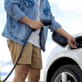 Achat d'un véhicule électrique : 10 points à ne pas négliger. Un homme s’apprête à charger son véhicule