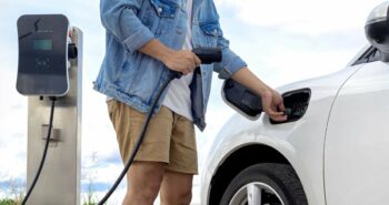 Achat d'un véhicule électrique : 10 points à ne pas négliger. Un homme s’apprête à charger son véhicule