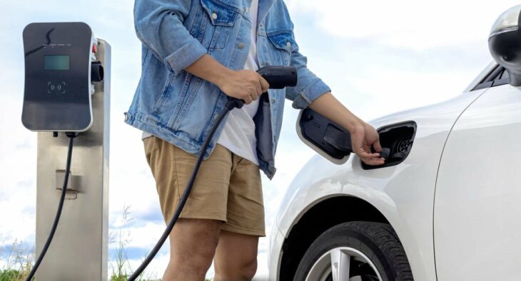 Achat d'un véhicule électrique : 10 points à ne pas négliger. Un homme s’apprête à charger son véhicule