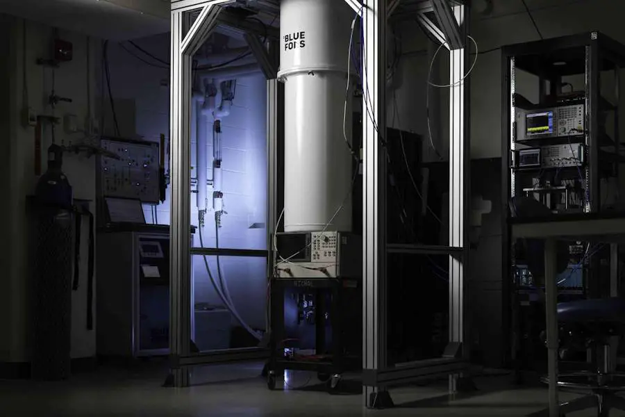 Des qubits aux qudits, une révolution dans le calcul quantique 2 Le réfrigérateur à dilution refroidit le résonateur spiralé à des températures proches du zéro absolu.