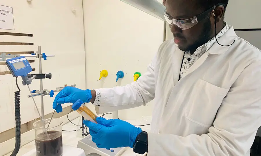 Recyclage : le secret australien pour extraire le cuivre et le zinc des boues 2 Ibrahim Hakeem, chercheur doctorant à l'université RMIT, dans son laboratoire.