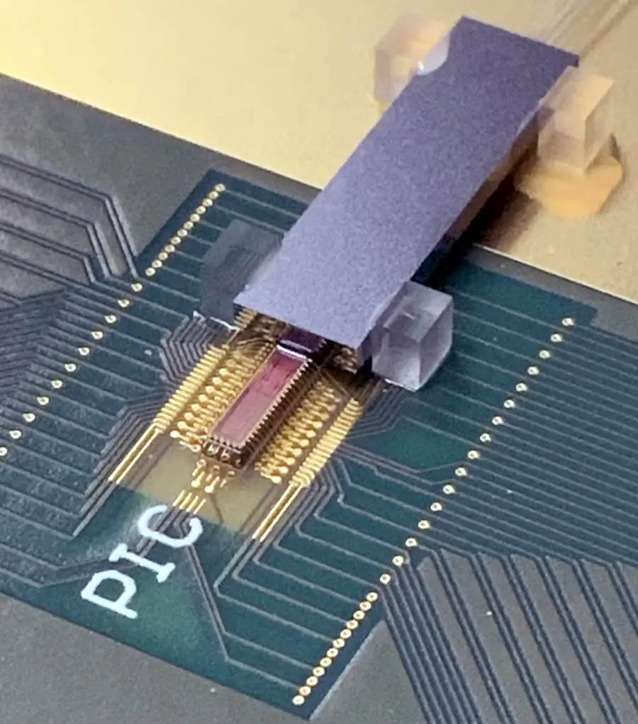 Comment une puce de quelques millimètres pourrait transformer l'IA 2 Une puce photonique pour des programmes d'intelligence artificielle plus rapides et plus économes en énergie