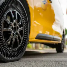 La Poste équipera ses véhicules avec des pneus sans air Michelin Uptis