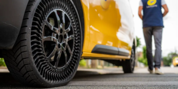 La Poste équipera ses véhicules avec des pneus sans air Michelin Uptis