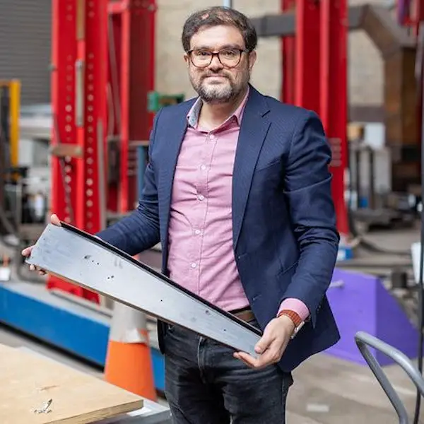 Les fibres de carbone : une opportunité pour l'industrie du recyclage 2 Dr Ali Hadigheh tenant des déchets d'avion.