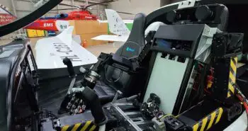 Le robot humanoïde PIBOT est capable de piloter un avion tout seul