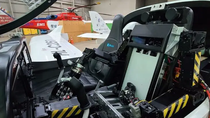 Le robot humanoïde PIBOT est capable de piloter un avion tout seul