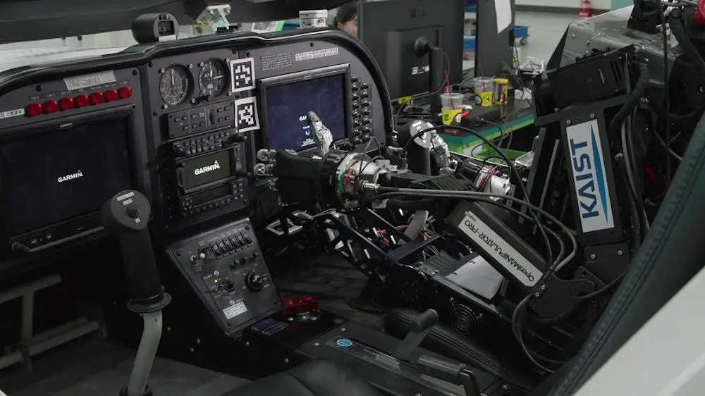 Le robot humanoïde PIBOT est capable de piloter un avion tout seul 2
