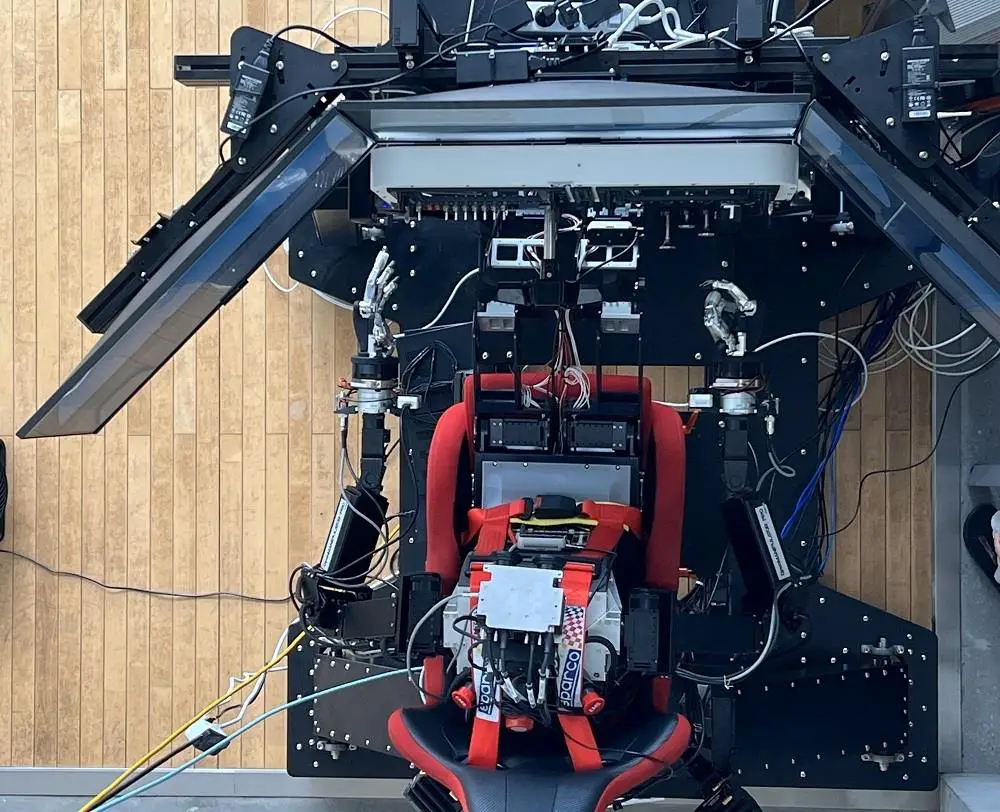 Le robot humanoïde PIBOT est capable de piloter un avion tout seul 3
