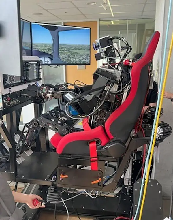 Le robot humanoïde PIBOT est capable de piloter un avion tout seul 4