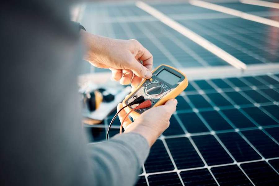 Comment optimiser la pose de panneaux photovoltaïques ? 3 Maintenance panneaux photovoltaïques