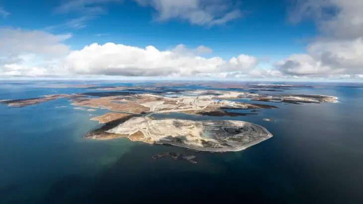 La plus grande centrale solaire du nord du Canada dans une mine de diamant