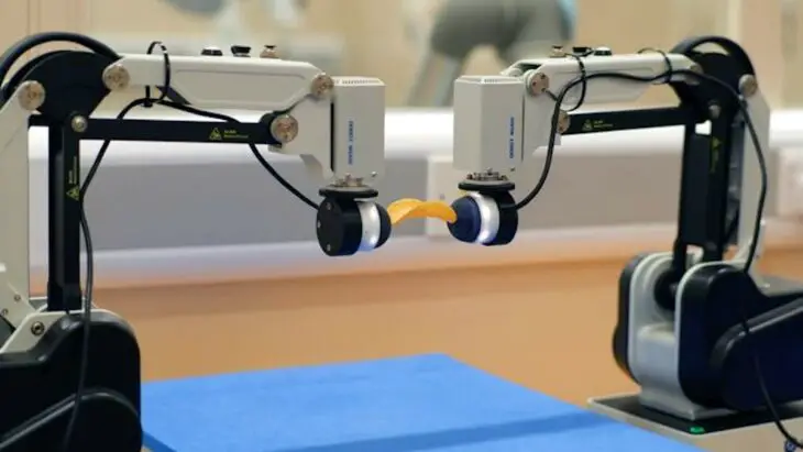 La délicatesse robotique : soulever une chips Pringle avec le système Bi-Touch