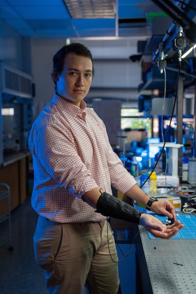 Ce textile révolutionne les retours haptiques sans électronique lourde 3 Barclay Jumet est l'auteur principal d'une étude publiée dans Device. (Photo : Brandon Martin/Rice University)
