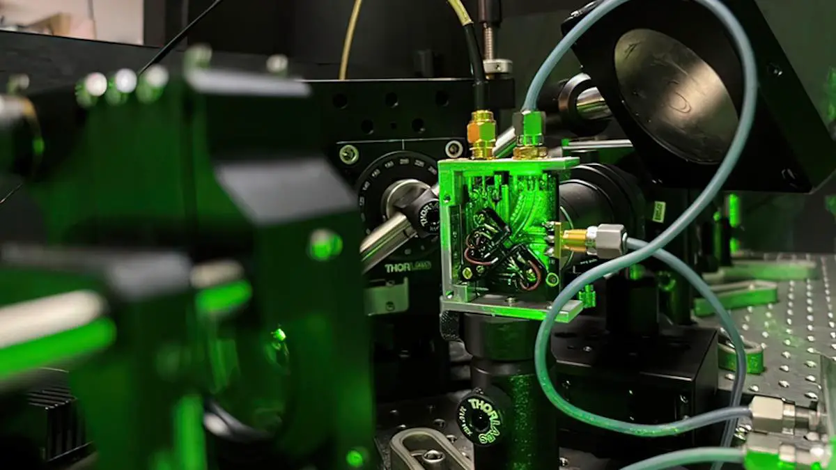 Une méthode inspirée des casques à réduction de bruit pour améliorer la cohérence des qubits