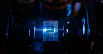 Des chercheurs fabriquent des résonateurs optiques sur puce avec des pertes UV extrêmement faibles