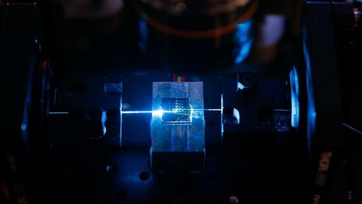 Des chercheurs fabriquent des résonateurs optiques sur puce avec des pertes UV extrêmement faibles