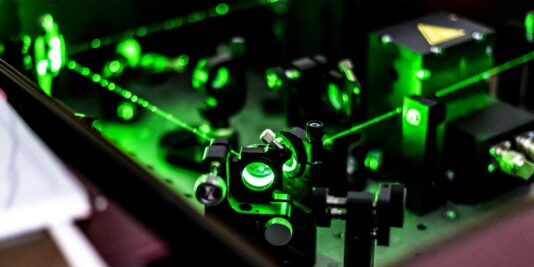 La révolution des lasers organiques : une percée attendue depuis 30 ans