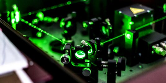 La révolution des lasers organiques : une percée attendue depuis 30 ans 6 La révolution des lasers organiques : une percée attendue depuis 30 ans