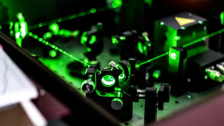 La révolution des lasers organiques : une percée attendue depuis 30 ans