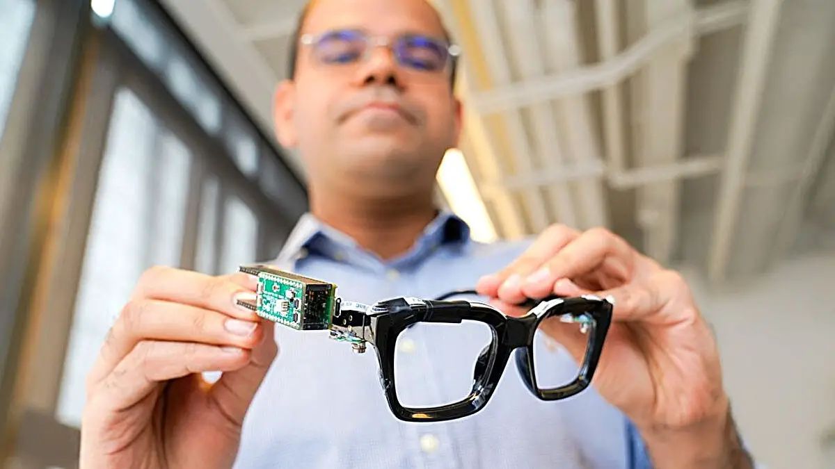 Les lunettes utilisent le sonar et l'IA pour interpréter les poses du haut du corps en 3D