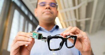 Les lunettes utilisent le sonar et l'IA pour interpréter les poses du haut du corps en 3D