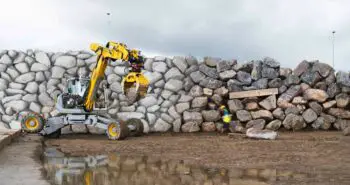 Des murs en pierre sèche de 6 mètres de haut construits par une machine