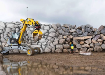 Des murs en pierre sèche de 6 mètres de haut construits par une machine