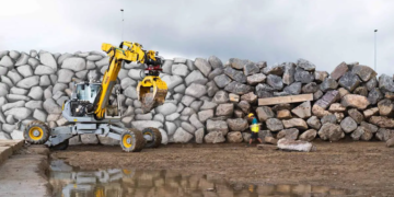 Des murs en pierre sèche de 6 mètres de haut construits par une machine